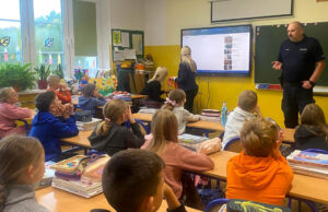 Dzielnicowy na spotkaniu z uczniami borneńskiej podstawówki