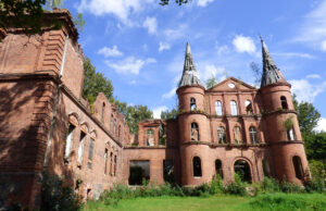Ruiny pałacu w Juchowie odkrywają swoje tajemnice