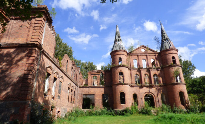 Ruiny pałacu w Juchowie odkrywają swoje tajemnice