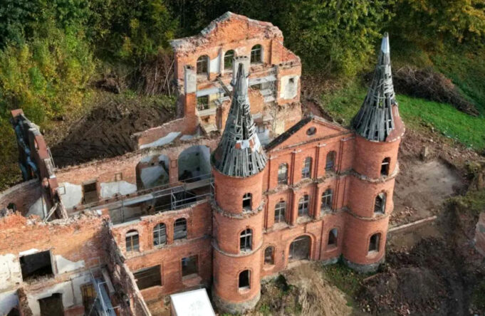Ruiny pałacu w Juchowie znów pod lupą ekspertów