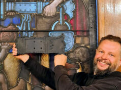 Kute „z witraża” zawiasy wieńczą wymianę drzwi ratusza