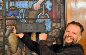 Kute „z witraża” zawiasy wieńczą wymianę drzwi ratusza