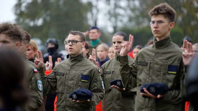 Ślubowanie klas mundurowych w ZS nr 7 w Białym Borze (2025)