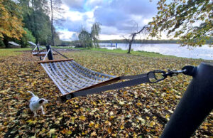 Finisz prac w parku. Hamaki i ławki zamontowane