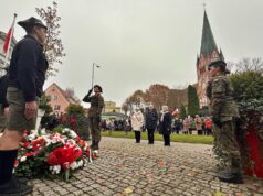 Salwa honorowa pod pomnikiem marszałka