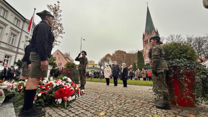 Salwa honorowa pod pomnikiem marszałka