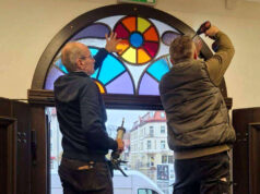 Witraż wieńczy dzieło. Nowy wystrój wejścia do ratusza