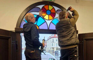 Witraż wieńczy dzieło. Nowy wystrój wejścia do ratusza