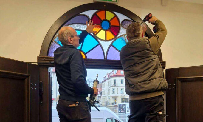 Witraż wieńczy dzieło. Nowy wystrój wejścia do ratusza