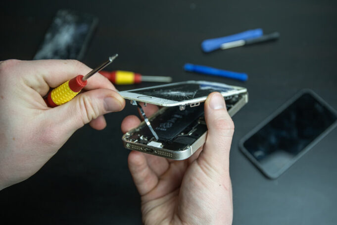 Nowy serwis AppleHome w Szczecinie – szybka i profesjonalna wymiana zbitych szybek w iPhone’ach