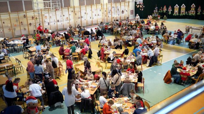 Rodzinne dekorowanie pierników w Barwicach