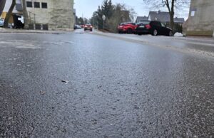 Służby walczą z gołoledzią. Zostańcie w domu!