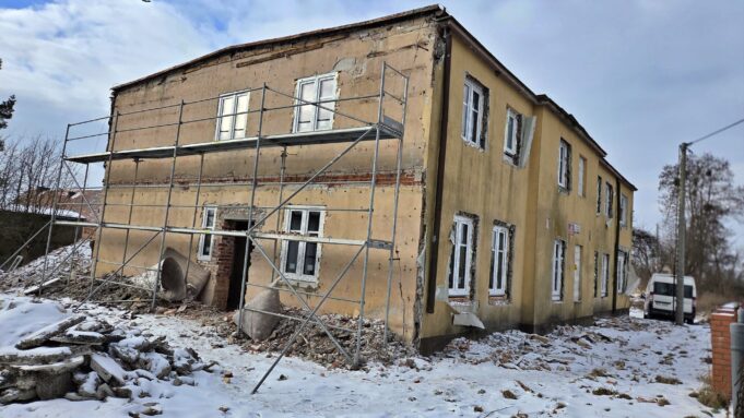 Modernizacja budynku szkoły w Jeleninie