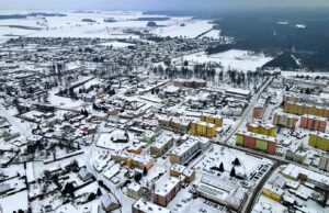 Miejscowość Czarne zimą i z lotu ptaka