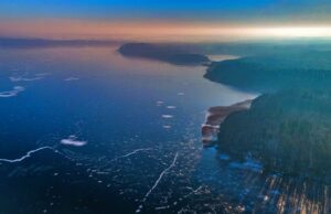 Jezioro Wierzchowo skute lodem