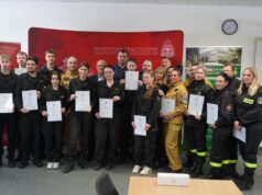 Młodzi strażacy z certyfikatami