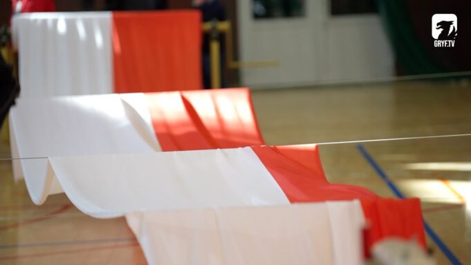 W Bornem Sulinowie szyją najdłuższą flagę w Polsce