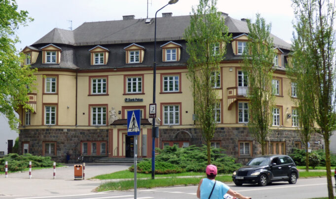Sto lat banku nad jeziorem. Zabytkowy obiekt zmienił właściciela
