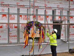 Zawieszenie wiechy na budynku SIM w Barwicach