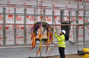 Zawieszenie wiechy na budynku SIM w Barwicach