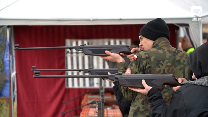 Strzelając oddali cześć żołnierzom niezłomnym