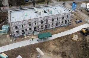 Wiecha na budynku SIM w Barwicach