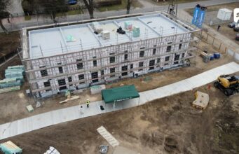 Wiecha na budynku SIM w Barwicach