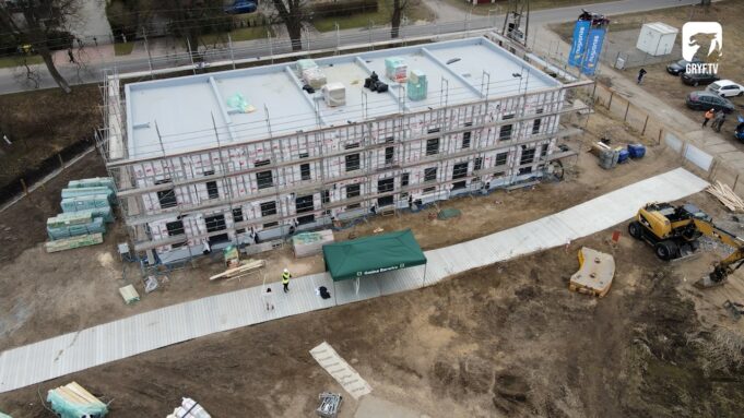 Wiecha na budynku SIM w Barwicach
