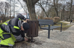 Wiosenne porządki w parku nad jeziorem