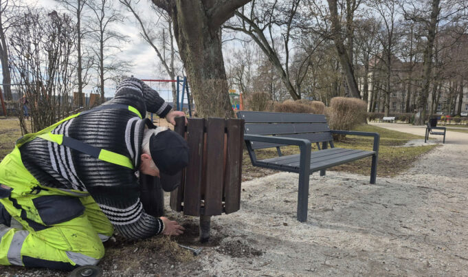 Wiosenne porządki w parku nad jeziorem