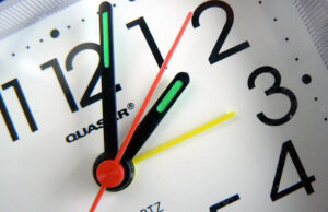 Krócej w łóżku, krócej w pociągu, krócej na służbie