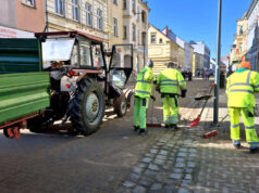 Tony piasku do uprzątnięcia. Trwają porządki po zimie