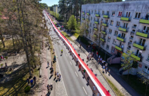Biało-czerwony rekord w Bornem Sulinowie: 3055 metrów dumy na Dzień Flagi