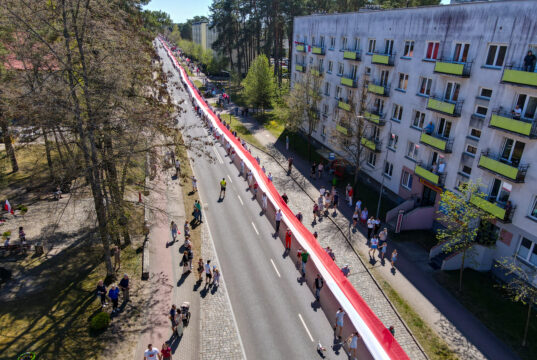 Biało-czerwony rekord w Bornem Sulinowie: 3055 metrów dumy na Dzień Flagi