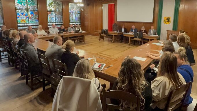 Spór o VI C, czyli „wielka” polityka, mali ludzie i jeszcze mniejszy portal