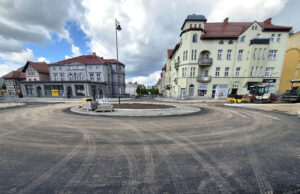 Rondo w centrum Szczecinka na finiszu. Finał robót jeszcze w maju
