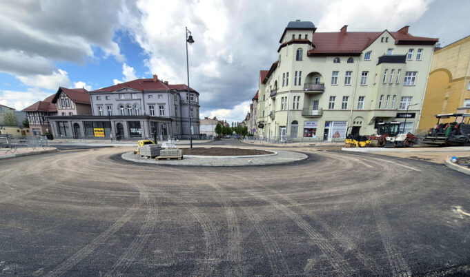 Rondo w centrum Szczecinka na finiszu. Finał robót jeszcze w maju
