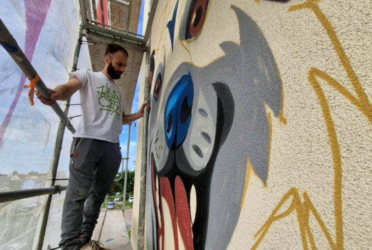 „Pokochaj. Adoptuj” – powstaje mural z ważnym przesłaniem