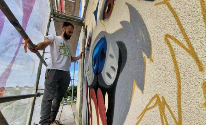 „Pokochaj. Adoptuj” – powstaje mural z ważnym przesłaniem