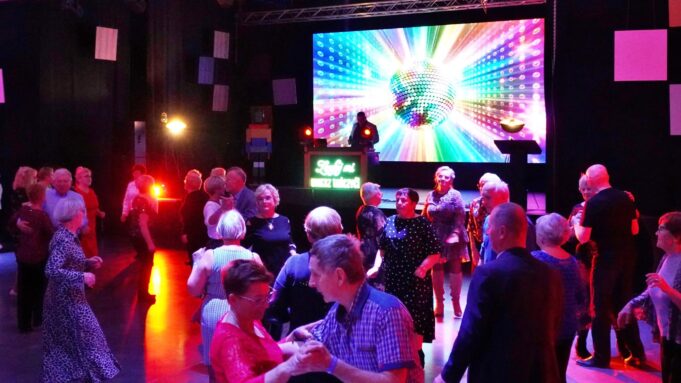 „Spotkajmy się przy muzyce” po raz kolejny – zaproszenie na dancing dla seniorów