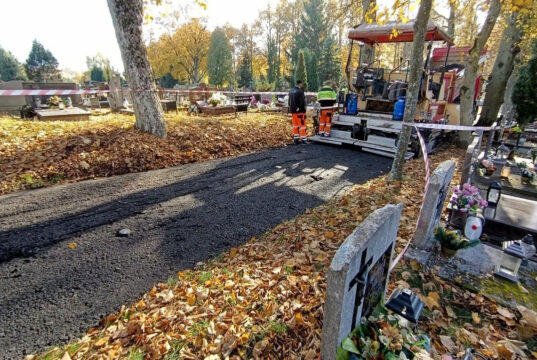 Nowa nawierzchnia cmentarnej alejki. Nekropolia szykuje się na 1 listopada